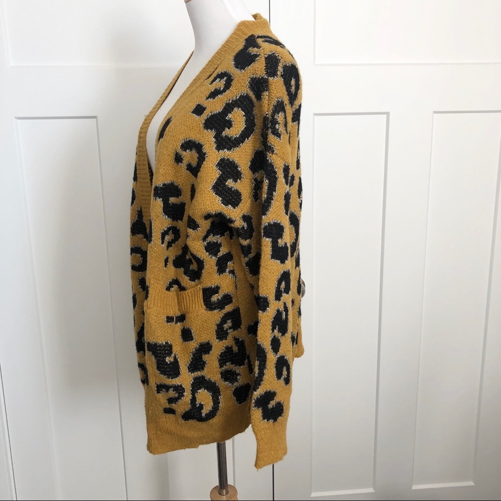 ❌SOLD❌J.O.A Animal Print Cardigan Sweater Button - Picture 4 of 8